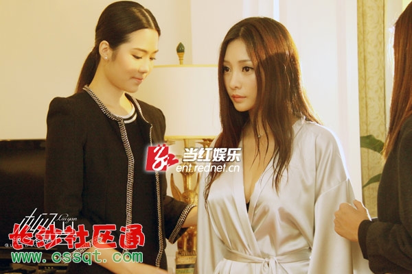 柳巖化身出浴美嬌娘